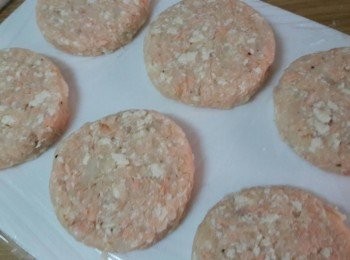 step7: 拿適量的混合物用模型壓模成型 , 並把壓好的漢堡排放到冷凍中半小時 , 會比較好操作