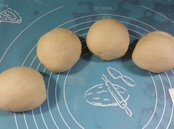 step7: 再磅出平均分成4份，待麵糰靜止15分鐘