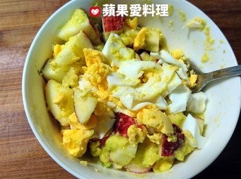 step3: 組裝<span class="group_1">食材</span>：將水煮蛋放入「步驟2的碗」中，用湯匙將水煮蛋切碎。放入蘋果丁、擠入葡萄柚汁、灑上黑胡椒和白胡椒，用湯匙攪拌均勻即可。