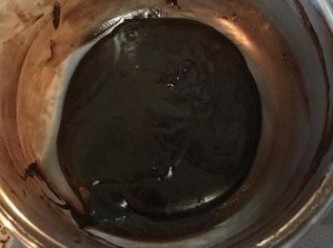 step8: 接著進行馬斯卡澎黑巧克力內餡的製作.先將巧克力塊削成細塊，方便煮溶。