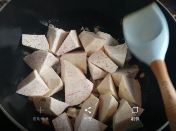 step2: 燒熱油鍋將紅蔥茸爆香，加入香芋炒一會。