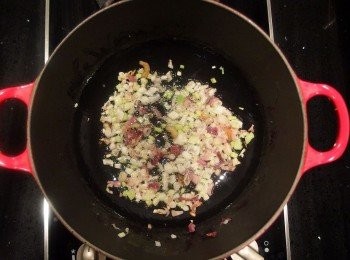 step2: 倒入適量的油將紅蔥頭及蔥白爆香。