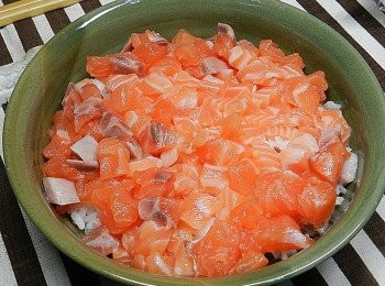 step2: 鋪上滿滿的鮭魚切塊 (買生魚片時可以向老闆買切角的部分~會比較便宜喔)