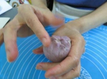 step10: 用虎口收口朝內掐緊成圓即可