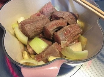 step3: 加入牛肋條，中火煎兩面，每面約2分鐘，盛起備用。