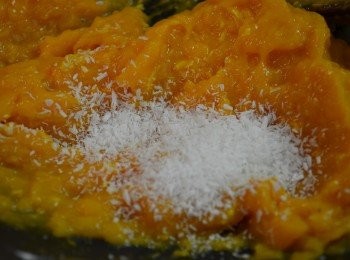 step6: 加入椰蓉拌勻即成饀料。