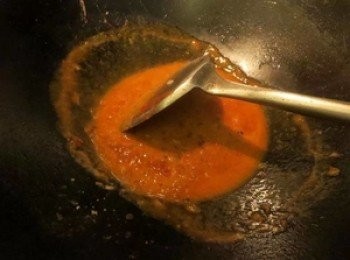 step2: 乾蔥、辣椒及蒜茸爆香，加入茄汁同炒，再加淡奶、雞湯、花生醬煮成醬汁，以鹽、糖及胡椒粉調味。待用。