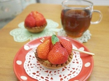 step12: 新鮮可愛的卡士達草莓塔完成囉!!光泉鮮乳製作而成的卡士達內餡飽滿的奶香味冰過後更是冰涼滑潤~香濃奶香及酸甜新鮮的草莓香!!吃一口就覺得幸福滿滿!!