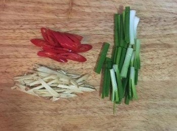 step3: 蔥切段、薑切絲、辣椒去籽後斜切。