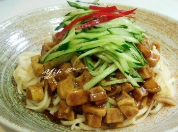 step6: 麵條煮熟淋上炸醬放上高麗菜乾和小黃瓜絲