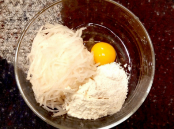 step1: 蘿蔔洗淨刨絲瀝乾水份，加雞蛋，麵粉，澱粉，水拌成較稠的糊狀。