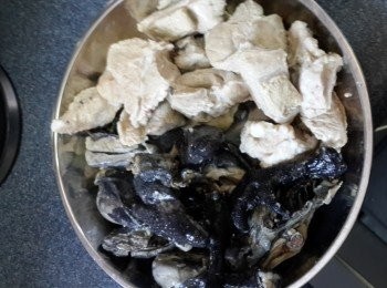 step3: 將烏雞斬塊、<a href="https://bit.ly/3ANJVUp" target="_blank" data-keyword="豬展" class="guide-link"><strong>豬展</strong></a> <span style="display:inline-block;vertical-align:middle;margin-top:-3px;color:initial;border-radius:3px;padding:2px 3px;font-size:12px;line-height:14px;background:#87d300;color:#fff;">即買</span> 肉切塊洗淨出水後再洗淨備用