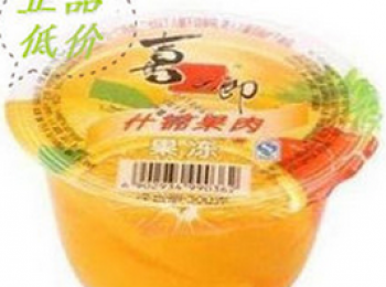 step5: 草莓果凍水是市面上所賣罐裝的，口味眾多有甜味，裡面有水和果凍粒打開即可食用。