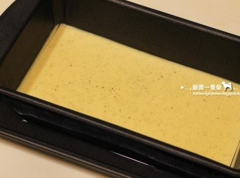 step8: 脫模：冷藏好的焦糖布丁取出，以小刀貼緊烤模邊緣劃過一圈，烤模底部浸熱水約5~10秒鐘，讓底部焦糖果凍稍微融化，即可倒扣取出囉!