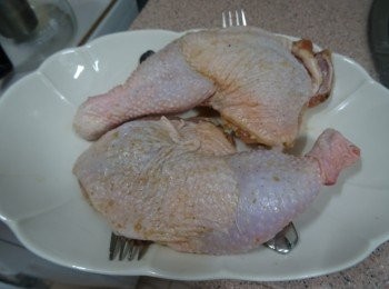 step2: 臨蒸用2湯匙花雕塗抹在雞脾上，  連汁液一拼轉到碟上， 用差將雞脾稍為架起