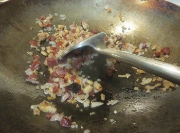 step2: 熱油鍋，先下紅蔥頭和蒜爆香後，加入蝦米，冬菇、臘腸炒香，取出備用。