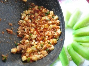 step5: 將煮好的豆酥麻辣豆腐淋上絲瓜