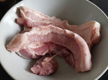 step5: 五花腩，用薑片出水去腥，煲湯後會做另一餸菜