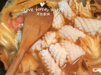 step7: 再下金菇和魷魚片至材料全熟