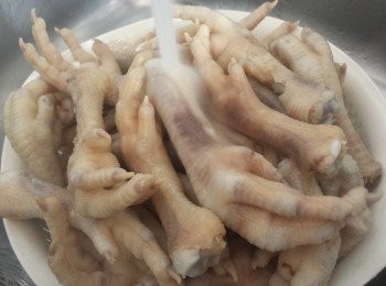 step3: <a href="https://bit.ly/3kLFTWO" target="_blank" data-keyword="雞腳" class="guide-link"><strong>雞腳</strong></a> <span style="display:inline-block;vertical-align:middle;margin-top:-3px;color:initial;border-radius:3px;padding:2px 3px;font-size:12px;line-height:14px;background:#87d300;color:#fff;">即買</span> 飛水後沖冷水一會。