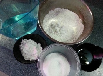 step2: 把糯米粉，澄麵，糖，生油攪勻,再慢慢加入水去攪成粉漿