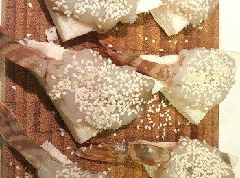 step5: 蝦面掃上一層蛋白液再撒上一層芝麻,需輕輕按一下蝦表面。