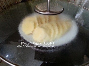 step2: 薯仔去皮切厚片放上碟 , 放入鑊中隔水用中火蒸30分鐘