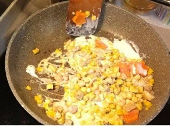 step7: 跟住加入粟米粒和甘荀片再炒一下，轉細火後倒入淡忌廉，微滾後加入鹽、胡椒粉調味便可上碟