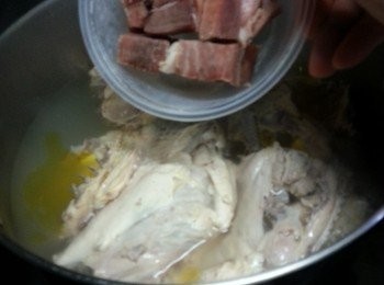 step3: 最後2小時才加入金華火腿,合共煮8小時,水份煮約剩餘1000g就可以