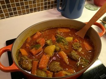 step5: 加入咖哩醬煮後再煑15分鐘, 最後加入椰漿煮滾就得架喇~