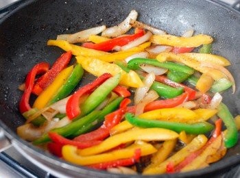 step4: 然後下彩椒，加少許水，快炒