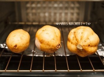 step2: 接著直接把冷凍後的地瓜放進烤箱，用210度的溫度烤40~45分鐘。(烤箱先預熱)