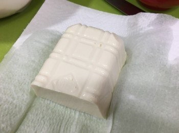 step2: 豆腐用廚房紙印乾水份