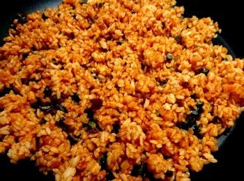 step12: 灑上鹽和白胡椒，再拌炒一下，「蕃茄皮蛋炒飯」完成。