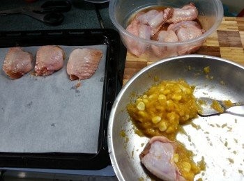 step5: 將南瓜粟米餡料釀入<a href="https://bit.ly/3zHU5V3" target="_blank" data-keyword="雞翼" class="guide-link"><strong>雞翼</strong></a> <span style="display:inline-block;vertical-align:middle;margin-top:-3px;color:initial;border-radius:3px;padding:2px 3px;font-size:12px;line-height:14px;background:#87d300;color:#fff;">即買</span> 內,將釀好的<a href="https://bit.ly/3zHU5V3" target="_blank" data-keyword="雞翼" class="guide-link"><strong>雞翼</strong></a> <span style="display:inline-block;vertical-align:middle;margin-top:-3px;color:initial;border-radius:3px;padding:2px 3px;font-size:12px;line-height:14px;background:#87d300;color:#fff;">即買</span> 放上有牛油紙的焗盤上