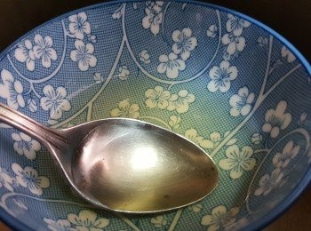 step5: <span class="group_2">士多啤梨慕絲材料：</span>凍開水倒入魚膠粉中，用羹搞勻，隔熱水變成透明的魚膠溶液