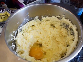 step3: 再分別加入蛋 混合至柔軟均勻