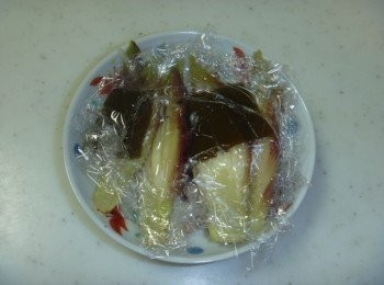 step3: 步驟2與步驟3抓勻,將保鮮膜貼上茗荷,放冰箱靜置幾個鐘頭,入味即可.