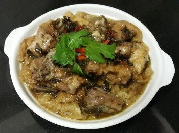 step7: 做法 :

麵筋用熱水輕輕拖走表面油份 , 再搾壓水份備用 , 因多數是隨意外露擺賣 , 難免有污物 , 而且可去除多餘油份及污物 , 在烹煮時更不會出現一層油膜 .
將欖菜 , 雞粉 , 糖 , 生抽 , 辣椒碎 , 麻油 , 生粉撈好再放入排骨撈勻 , 醃 1 小時 , 將麵筋放碟擺好, 再將醃好的排骨放上面 , 這樣肉汁便會被