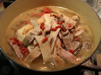 step10: 開火，加入杞子和少許鹽繼續煮15分鐘即可。