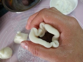 step8: 包入一粒豆沙餡轉體埋口壓成餅狀