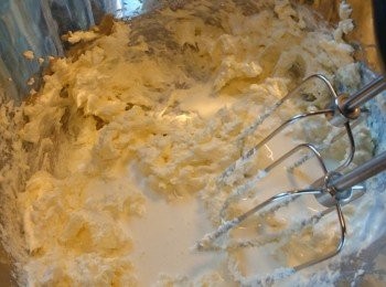 step2: 忌廉芝士切粒，座熱水攪拌。淡忌廉分三次加入拌勻。