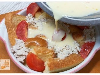 step4: 車厘茄切半後，再和所有材料排放入烤碟中，亦將剩餘的蛋液倒入