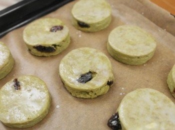 step4: 將麵團擀成厚度約1.5公分的麵皮壓出形狀排在烤盤上，接著在表面塗上少許牛奶放入預熱200度烤箱烤約15-20分鐘。