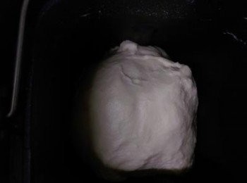 step1: 將材料都放進去麵包機(我用的是p牌的105T)，但鹽和酵母粉對角放，(影響麵糰發酵成果)，接著按下30鍵啟動(其他品牌打按攪拌+發酵功能,也可用手將所有材料混合)，30打一次約15分再後放奶油按30打約10分打至麵糰光滑具擴展即可)