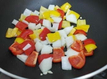 step4: 同鍋倒入少許油爆香蒜末!! 接著放入洋蔥.紅黃椒一起拌炒~~~