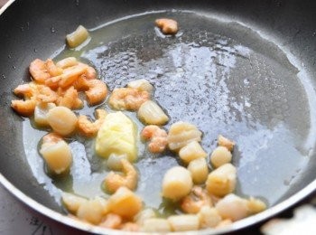 step5: 先將蝦米與干貝炒香後，放入奶油