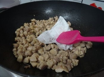 step5: 雞粒用油炒至8成熟 (如有出水情況, 可將廚紙投入鑊內， 用鑊剷按著打圈汲乾水份）,