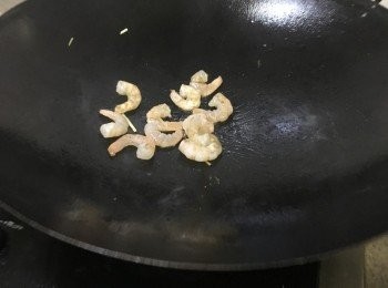 step4: 原鑊子中大火炒香蝦仁至轉色熟透