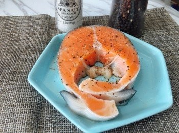 step2: 三文魚扒先用少許黑椒&鹽醃10分鐘